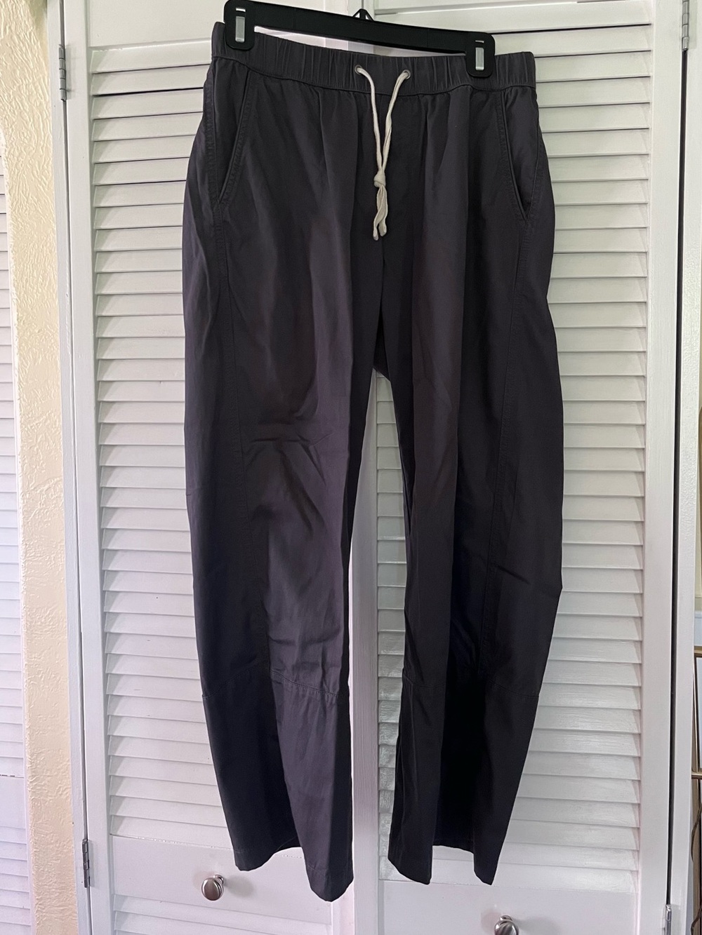 Pact Women’s Cropped Pants 
Size Small